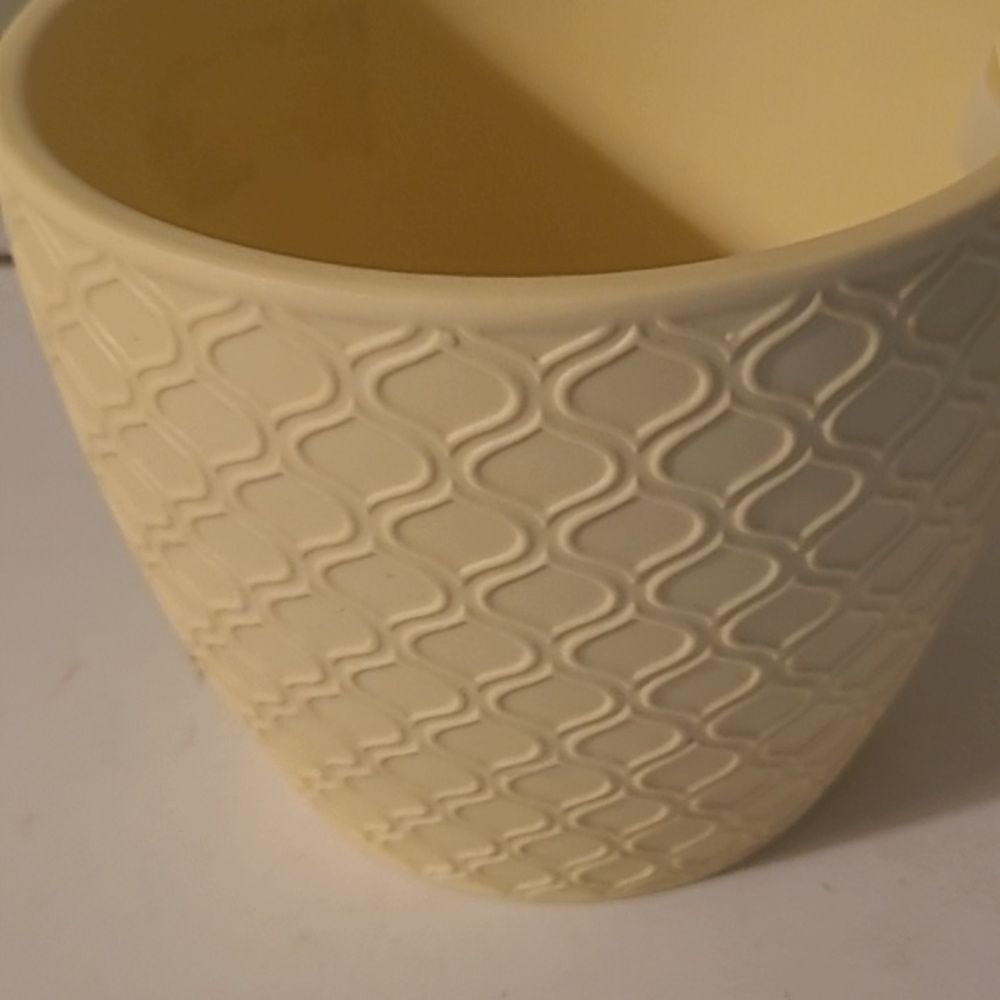 Honeycomb Textured Pot
